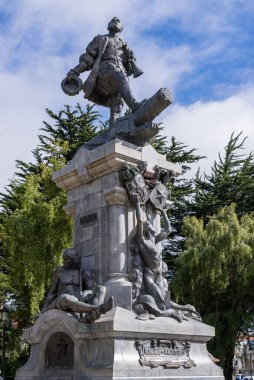Punta Arenas 'ın ana meydanında Ferdinand Macellan heykeli