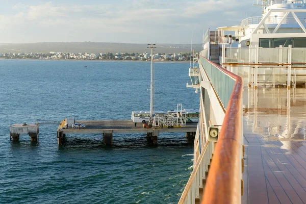 アルゼンチンのプエルトマドリン 2023年2月2日 南米の桟橋と港に近づくクルーズ船 — ストック写真