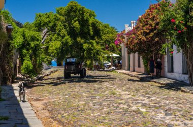 Colonia del Sacramento Uruguay 'da küçük bir parke caddesi var.