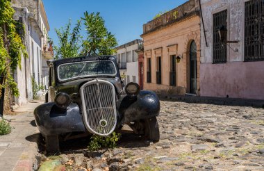 Uruguay 'da Colonia del Sacramento' nun kaldırımlı caddesinde eski antika bir araba.