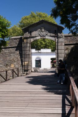 Unesco şehri Colonia del Sacramento Uruguay 'a uzanan taş kemer ve asma köprü.