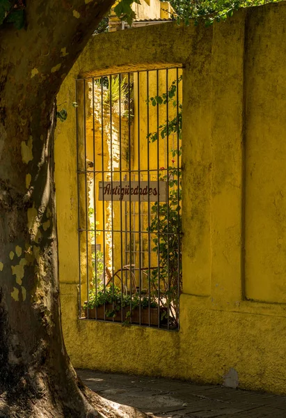 Zamřížované Okno Výhledem Nádvoří Starožitnictví Colonia Del Sacramento — Stock fotografie