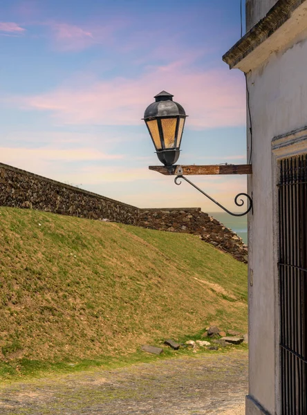 乌拉圭科洛尼亚德尔萨克拉门托市日落时分石墙上的路灯或灯笼 — 图库照片