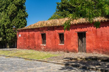 Colonia del Sacramento Uruguay 'daki eski taş kulübe kırmızıya boyanmış.