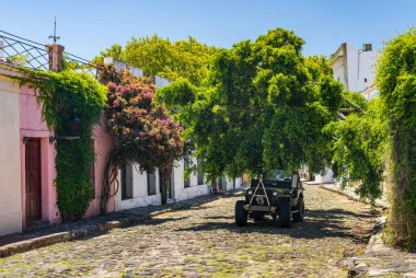 Colonia del Sacramento Uruguay 'da eski aracı olan küçük bir kaldırım taşı caddesi.