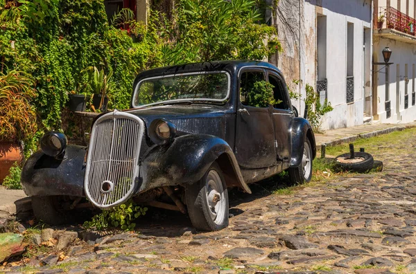 ウルグアイのコロニア サクラメントの石畳の通りにある古いアンティークカー — ストック写真
