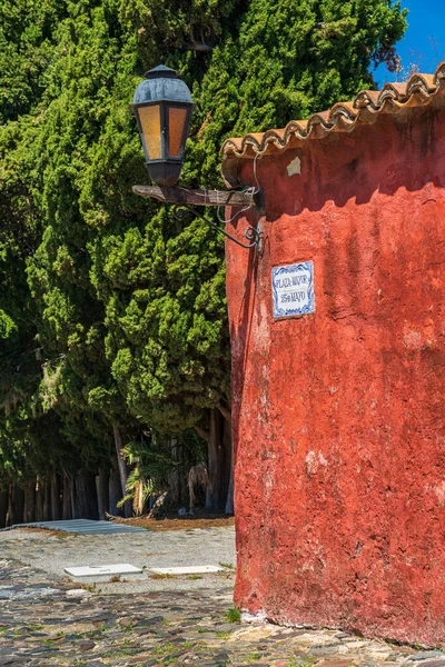 Φως Φανάρι Πέτρινο Τοίχο Στην Πόλη Colonia Del Sacramento Ουρουγουάη — Φωτογραφία Αρχείου
