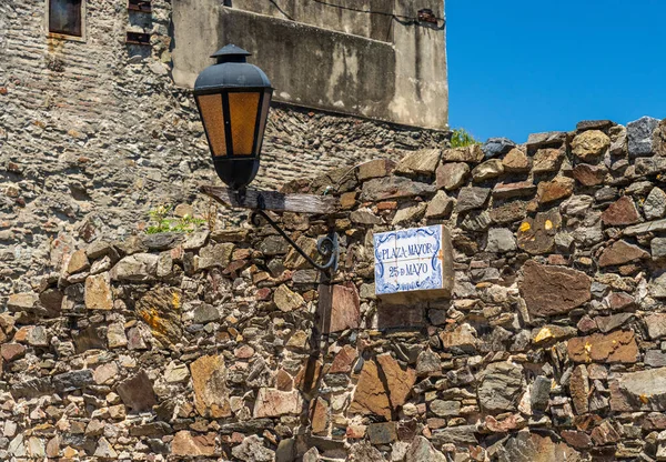 コロニア サクラメント ウルグアイのユネスコの町の石壁にある街灯や提灯 — ストック写真