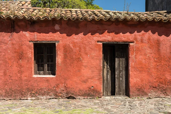 コロニア サクラメント ウルグアイで赤く塗られた古い石造りのコテージ — ストック写真