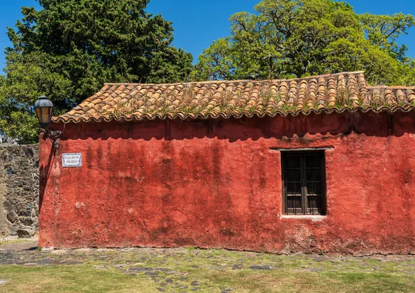 Старый Каменный Коттедж Окрашен Красный Цвет Колонии Дель Сакраменто Уругвай — стоковое фото