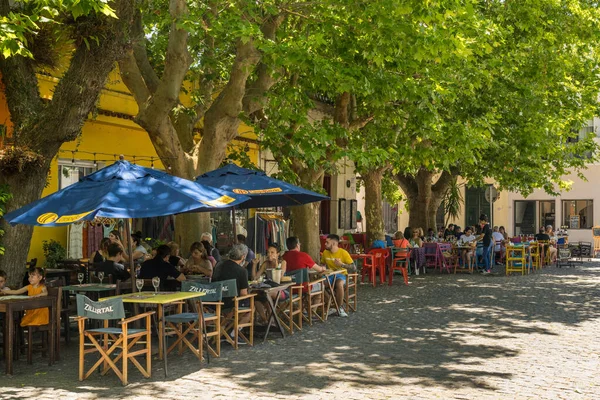 Colonia Del Sacramento Uruguay Února 2023 Rodiny Obědvají Zastíněném Náměstí — Stock fotografie