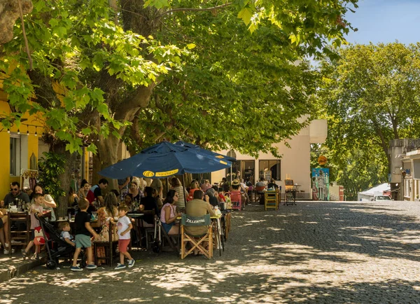Colonia Del Sacramento Uruguay February 2023 Families Eating Lunch Shaded — 图库照片