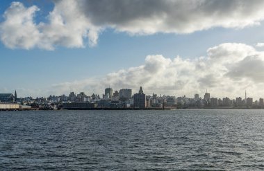 Uruguay 'daki Montevideo şehri limana yanaşmak için gemiyle okyanustan yaklaşıyor.