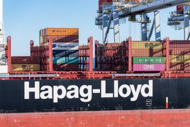 Montevideo, Uruguay - 5 Şubat 2023: Ticari limandaki Hapag Lloyd gemisine konteynırlar yükleniyor