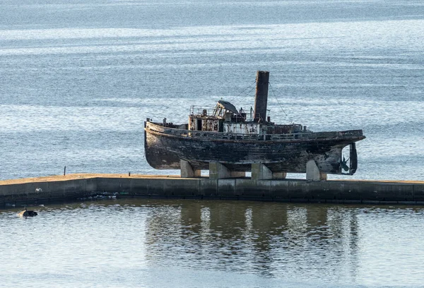 ウルグアイのモンテビデオ港の桟橋にある木製の蒸気船を放棄 — ストック写真