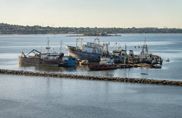 Verlassene Schiffe Rosten Flachen Wasser Hafen Von Montevideo Uruguay — Stockfoto