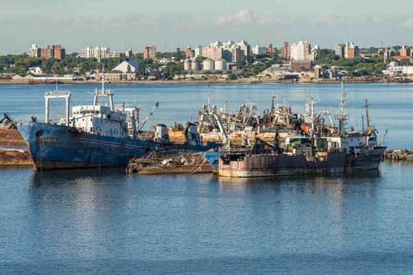 Navios Abandonados Enferrujando Águas Rasas Porto Montevidéu Uruguai — Fotografia de Stock