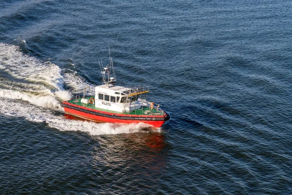 Red Pilot Boat Speeding Back Shore Escorting Ship Harbor — Stock Photo, Image