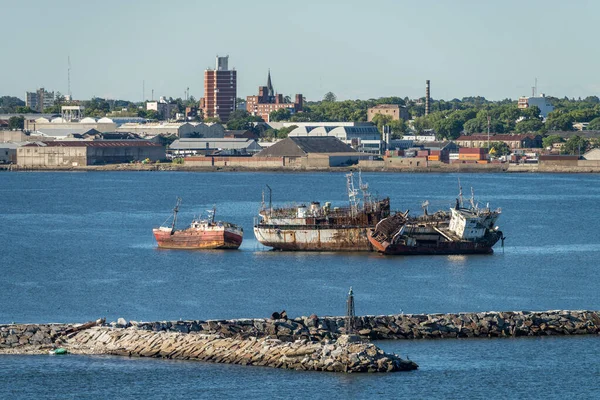 Montevidéu Uruguai Fevereiro 2023 Navios Abandonados Enferrujando Águas Rasas Porto — Fotografia de Stock