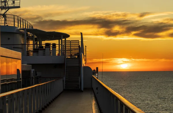 Solnedgång Över Vattnet Horisont Med Ett Kryssningsfartyg Förgrunden — Stockfoto