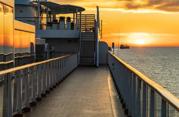 Sun Setting Water Horizon Cruise Ship Foreground Bulk Carrier Cargo — Stock Photo, Image