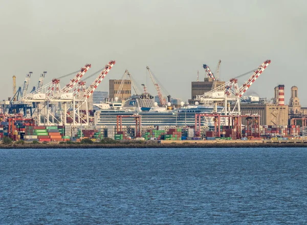 아르헨티나 부에노스아이레스 2023 항구에서 유람선을 둘러싼 크레인 — 스톡 사진