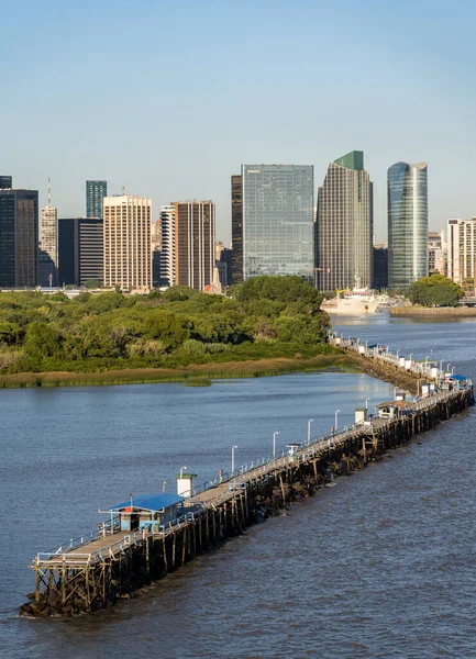 阿根廷布宜诺斯艾利斯 2023年2月6日 市中心城市天际线 港口入口处有码头 — 图库照片