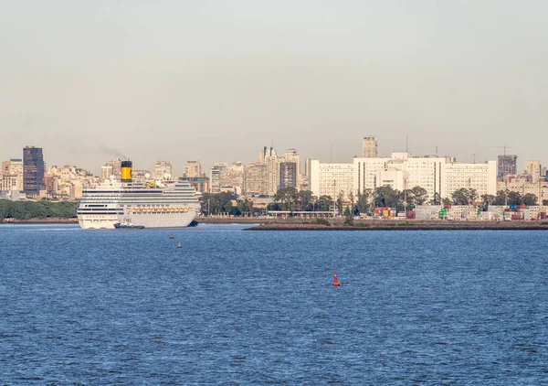 Buenos Aires Argentyna Lutego 2023 Statek Wycieczkowy Costa Fortuna Wpływający — Zdjęcie stockowe