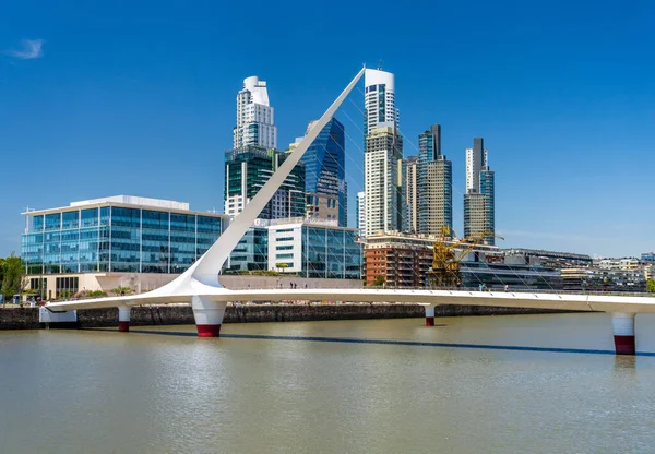 Buenos Aires Puerto Madero Bölgesindeki Footbridge Modern Ofisler Apartmanlar — Stok fotoğraf