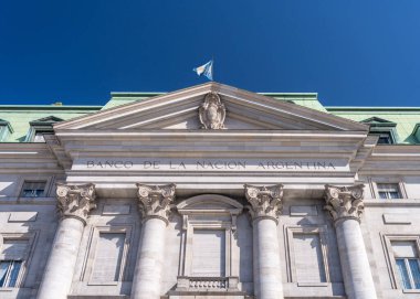 Plaza de Mayo Buenos Aires 'teki Arjantin Ulusal Bankası' nın giriş ve adının ayrıntıları