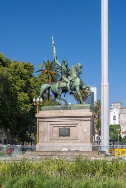 Buenos Aires, Arjantin - 6 Şubat 2023: Belgrano heykelinin etrafındaki protestolarda Covid-19 'da ölen akrabalarının isimlerinin yazılı olduğu taşlar