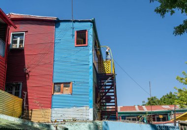 Buenos Aires 'in La Boca semtindeki eğri büğrü metal evlerin renkli resimleri.