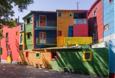 Buenos Aires 'in La Boca semtindeki eğri büğrü metal evlerin renkli resimleri.