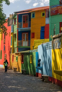 Buenos Aires, Arjantin - 6 Şubat 2023: Turistler renkli evlerle La Boca bölgesinde geziniyorlar