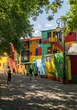 Buenos Aires, Arjantin - 6 Şubat 2023: Turistler renkli evlerle La Boca bölgesinde geziniyorlar