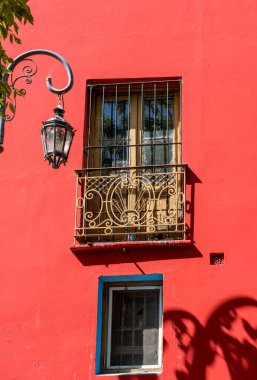 Süslü sokak lambası ve Buenos Aires 'in La Boca semtinde renkli bir ev