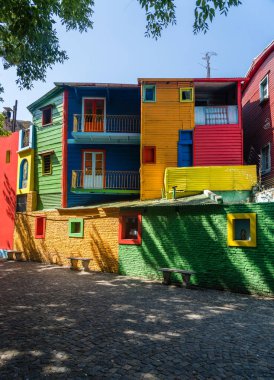 Buenos Aires 'in La Boca semtindeki eğri büğrü metal evlerin renkli resimleri.