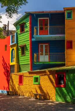 Buenos Aires 'in La Boca semtindeki eğri büğrü metal evlerin renkli resimleri.