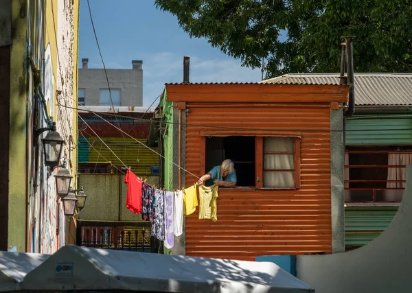 Buenos Aires Argentyna Lutego 2023 Starsza Kobieta Wieszająca Ubrania Oknie — Zdjęcie stockowe