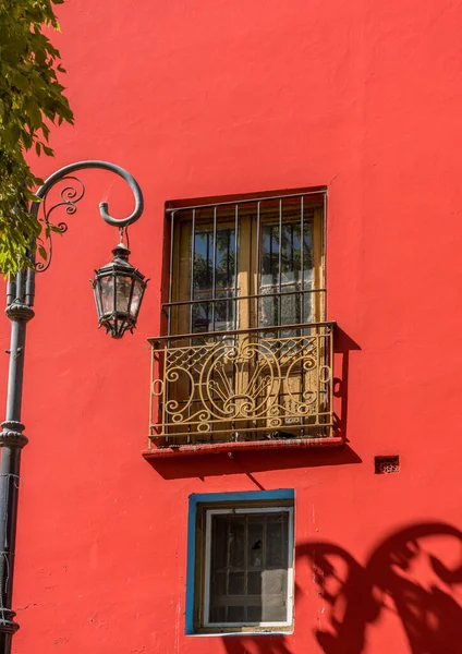 布宜诺斯艾利斯La Boca区华丽的路灯和五彩缤纷的家 — 图库照片
