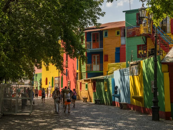 Buenos Aires Argentyna Lutego 2023 Turyści Spacerujący Dzielnicy Boca Kolorowymi — Zdjęcie stockowe