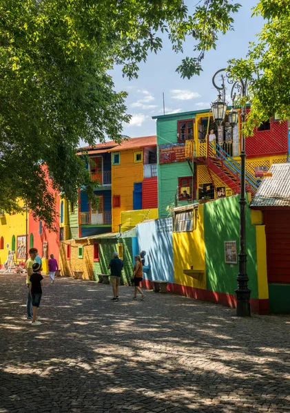 Buenos Aires Argentyna Lutego 2023 Turyści Spacerujący Dzielnicy Boca Kolorowymi — Zdjęcie stockowe