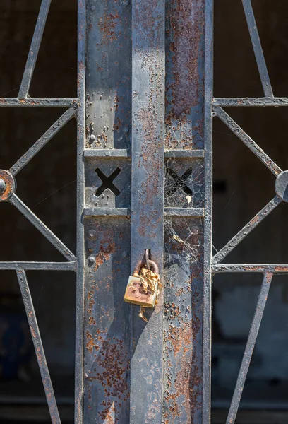 Λεπτομέρεια Από Πύλη Και Κλειδαριά Ταφικά Θησαυροφυλάκια Και Μαυσωλεία Στο — Φωτογραφία Αρχείου