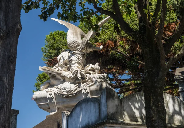 Ángel Tallando Sobre Bóvedas Funerarias Mausoleos Cementerio Recoleta Buenos Aires — Foto de Stock