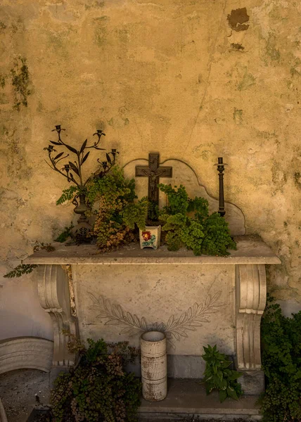 阿根廷布宜诺斯艾利斯La Recoleta公墓内十字架墓穴和陵墓的祭坛详情 — 图库照片