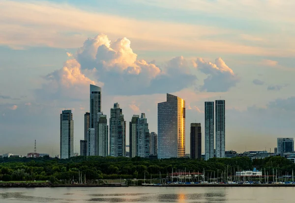 阿根廷布宜诺斯艾利斯海岸线旁的马德罗港大型现代化公寓楼 日落时分 — 图库照片