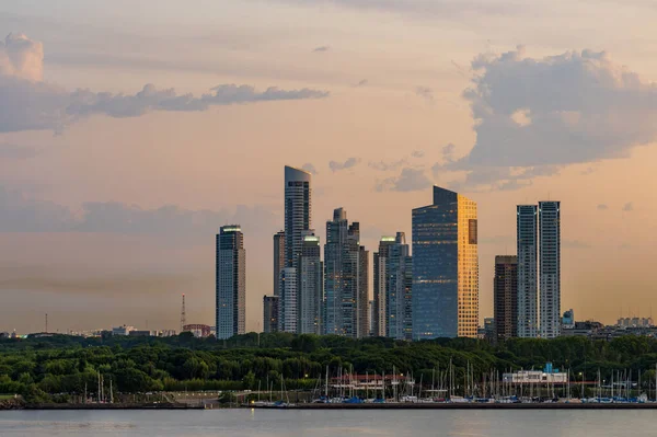 阿根廷布宜诺斯艾利斯海岸线旁的马德罗港大型现代化公寓楼 日落时分 — 图库照片