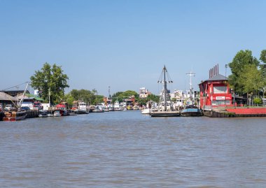 Tigre, Arjantin - 7 Şubat 2023: Parana deltasındaki Tigre limanına pek çok farklı tekne tipi yanaştı