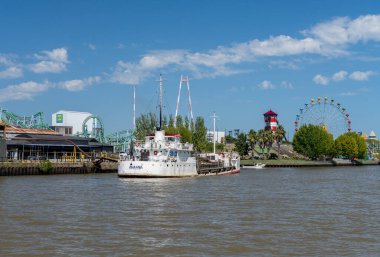 Tigre, Arjantin - 7 Şubat 2023: Parana gemisi Parque de la Costa lunaparkına yanaştı
