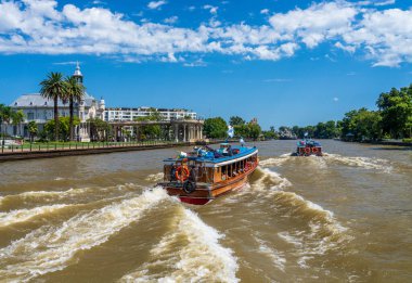 Tigre, Arjantin - 7 Şubat 2023: Mahogany feribot yolcuları Museo de Arte Tigre binasından geçiyor